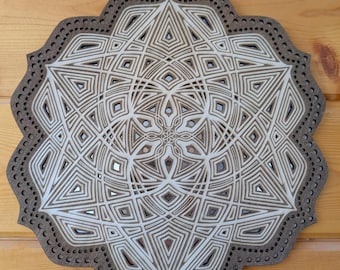 Träetsad spegel med originalmandala • Väggkonst med kosmisk frö, helig geometri