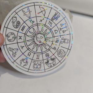 Pegatina de lámina de rueda del zodíaco con horóscopo celestial detallado, disponible en varios colores, impresa en papel adhesivo transparente.