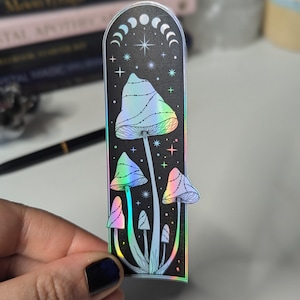 Paddestoelen en maanstanden in een sterrennacht enkele sticker gedrukt op zilver holografisch papier met een regenboogeffect, afhankelijk van het licht.