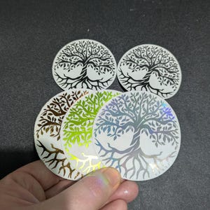 Adesivo único Árvore da Vida em várias cores disponíveis, impresso em papel adesivo transparente.