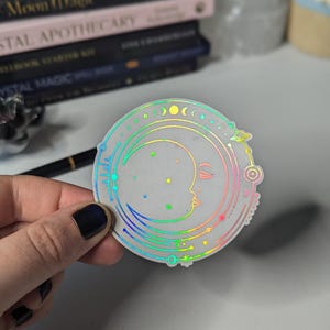 Celestial Detailed Moon Foil Sticker in verschiedenen Farben erhältlich, gedruckt auf durchsichtigem Stickerpapier.