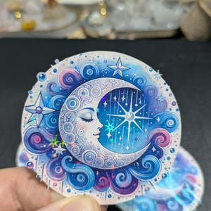 Blauwe en paarse maan met wervelende wolken Sticker met holografische sterglans single Mystical