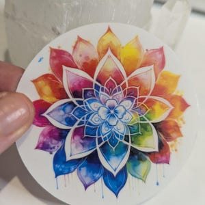 Kleurrijke mandala-lotusbloem gedrukt op doorzichtig stickerpapier
