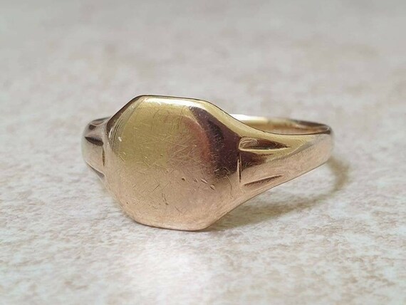 Simple Vintage Signet ring in 9ct Gold