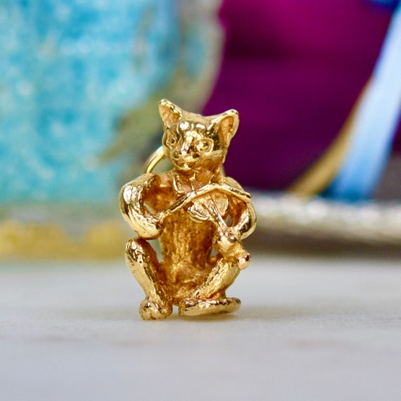 Fiddle Playing Cat in 9ct Gold