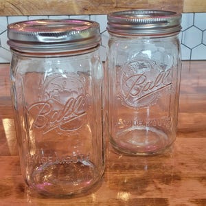 BALL 本物のメイソンガラスジャー、フルーツ彫刻デザイン、広口、24オンス、蓋付き