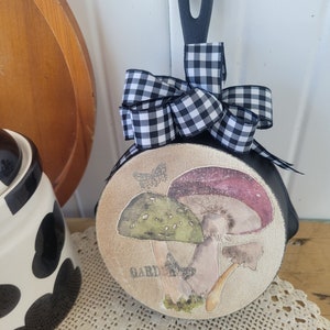 Mini Cast Iron Skillet, Primitive Country Cast Iron Skillet with Mushrooms, Cast Iron Skillet for Decor, Primitive Country Kitchen Decor