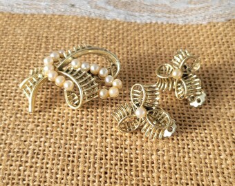 Vintage Faux Perlen Schleife Pin Brosche & Ohrclip Set, 1970er Jahre goldfarbener Schmuck
