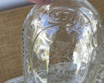 Botella de jarabe de vidrio transparente con forma de cabaña de troncos, edición bicentenaria de 1976: Águila en relieve de 1776, sin tapa.