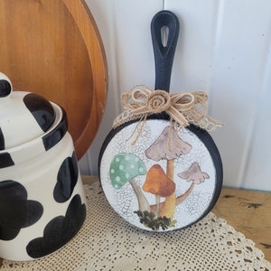 Mini Cast Iron Skillet, Farmhouse Country Cottage Cast Iron Skillet with Mushrooms, Decorative Black Mini Frying Pan, Mushroom Kitchen Decor