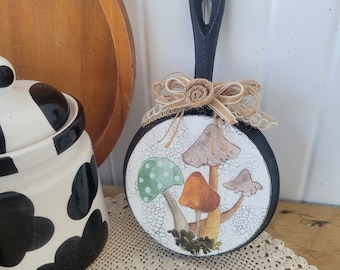 Mini sartén de hierro fundido con decoración de hongos: cocina de estilo rústico