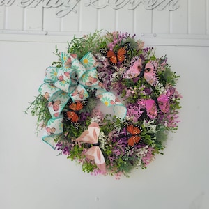 Frühlings-Schmetterlingskranz, Upcycled Frühlingsgrün & Blumenkranz mit Schmetterlingen, Schmetterlings-Tür-Dekor oder Wanddekoration, Muttertagsgeschenk
