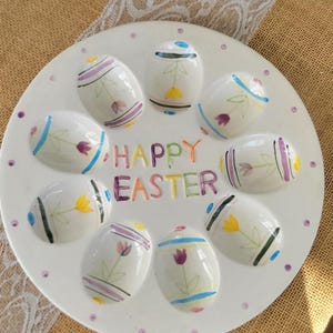 Plato de cerámica vintage Publix para huevos rellenos de Pascua: 25 cm (10 pulgadas) con alegres flores multicolores primaverales sobre fondo blanco.