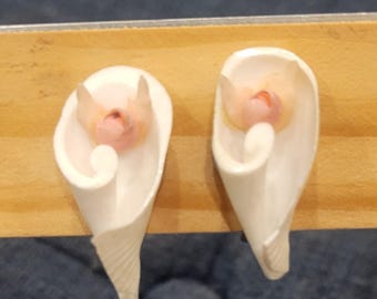 Vintage 1950s Conch Shell Earrings: Pink Rose Vacation Souvenir