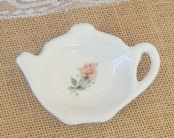 Porta bolsitas de té con forma de tetera vintage, soporte de cerámica para bolsitas de té, organizador de bolsitas de té con rosas rosas, plato de cerámica hecho a mano con forma de anillo, adornos kitsch.