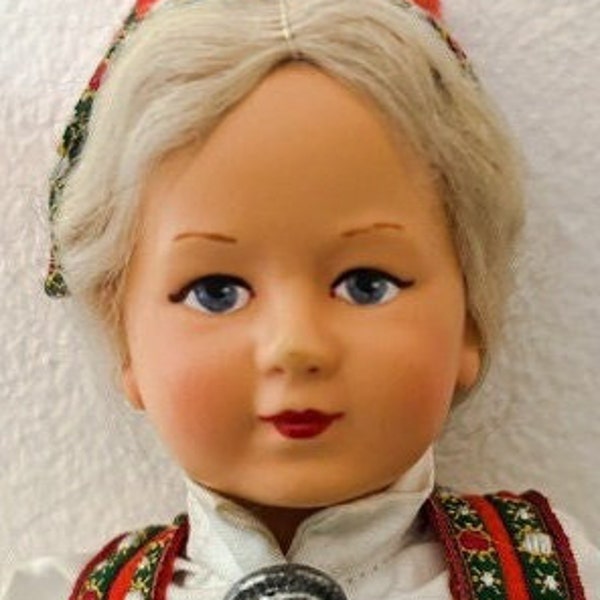 Rønnaug Petterssen ; 'Adorable' en zeldzame 'HARDANGERGirl' , 12", Collectors item. Noorse 'Bunads' Folklore doll. GRATIS VERZENDING!!!!!