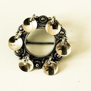 Solje; Noorse zilveren &#39;Solje&#39;, kleine bruidsbroche met 6 &#39;schalen&#39;,  &#39;Bunadssølv&#39;
