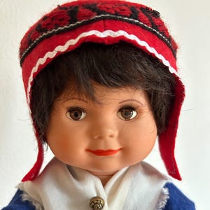 Sami meisjes pop in blauwe outfit van het merk &#39;Rovaniemi Polarnukke Finland&#39; uit de 70&#39;s