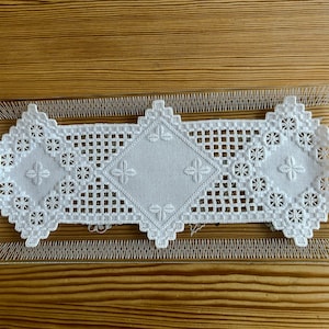Hardanger;  zeer smalle doily/ onderlegger voor foto, kaars of bloemen in wit opengewerkt Noors borduurwerk. 36 x 13 cm - 5 x 14.2 inch