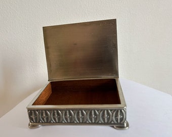 Haugrud Norway, kleine tinnen doos gemerkt: " Pewter, Haugrud Norway 301" vintage uit de 50's