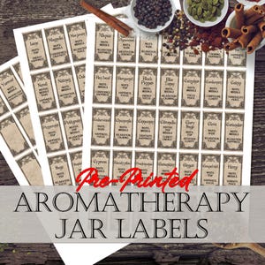 Puede incluir: Etiquetas de tarros de aromaterapia con varios nombres de aceites esenciales, incluyendo "Lavanda" y "Romero", impresas en pegatinas rectangulares. Las etiquetas están dispuestas sobre una superficie blanca, con las palabras "Pro-Printed" y "AROMATHERAPY JAR LABELS" superpuestas.