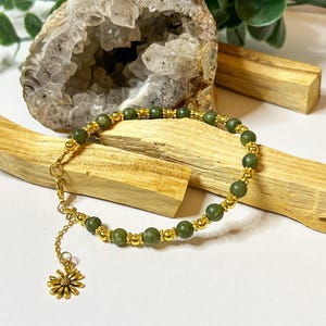 Jade Edelstein Armband: Perlen Kristalle mit Goldener Blume Anhänger