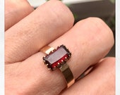 Beautiful 2.5ct Garnet and 10k Rose Gold Vintage Ring
