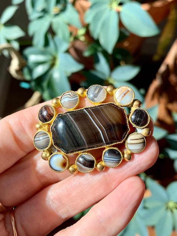 Beautiful Victorian Antique Banded Agate Brooch