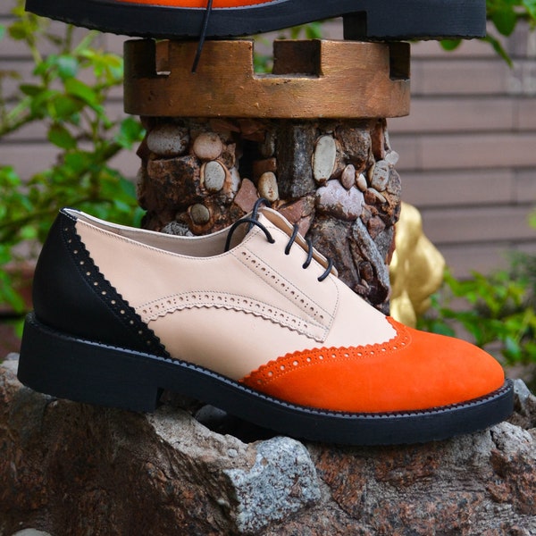 Charlie Brogues Orange - Handgefertigte Wildleder-Farbblock-Schnürschuhe für Damen, schwarzer Oxford-Schuh, kostenlose Anpassung