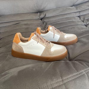 Handgefertigte Weiße Leder und Orange Wildleder Plateau Sneakers, Custom Wide Fit Schuhe für Damen