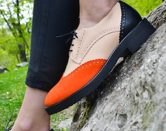 Scarpe da donna fatte a mano in morbida pelle scamosciata con lacci color block, scarpe Oxford nere, scarpe brogue personalizzate da donna, scarpe eleganti da ufficio