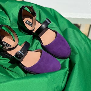 Damessandalen van leer en suède, enkelbandje lage hakken, zomerschoenen met gesloten neus, casual strandsandalen, alledaagse schoenen, paarse schoenen
