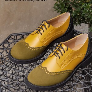 Pu&ograve; includere: Un paio di scarpe Oxford gialle e verde oliva con lacci neri. Le scarpe hanno un design brogue e una suola in gomma nera. Il testo "Oxford Shoes color: Olive&yellow" &egrave; visibile nell'immagine.