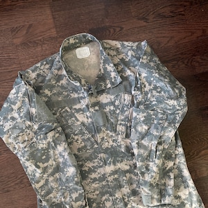 Exterior personalizado y diseño de camuflaje color negro de los hombres de  uniforme militar ropa táctica Anorak Soft Shell - China Ropa táctica y  Anorak Soft Shell camisa de hombre precio
