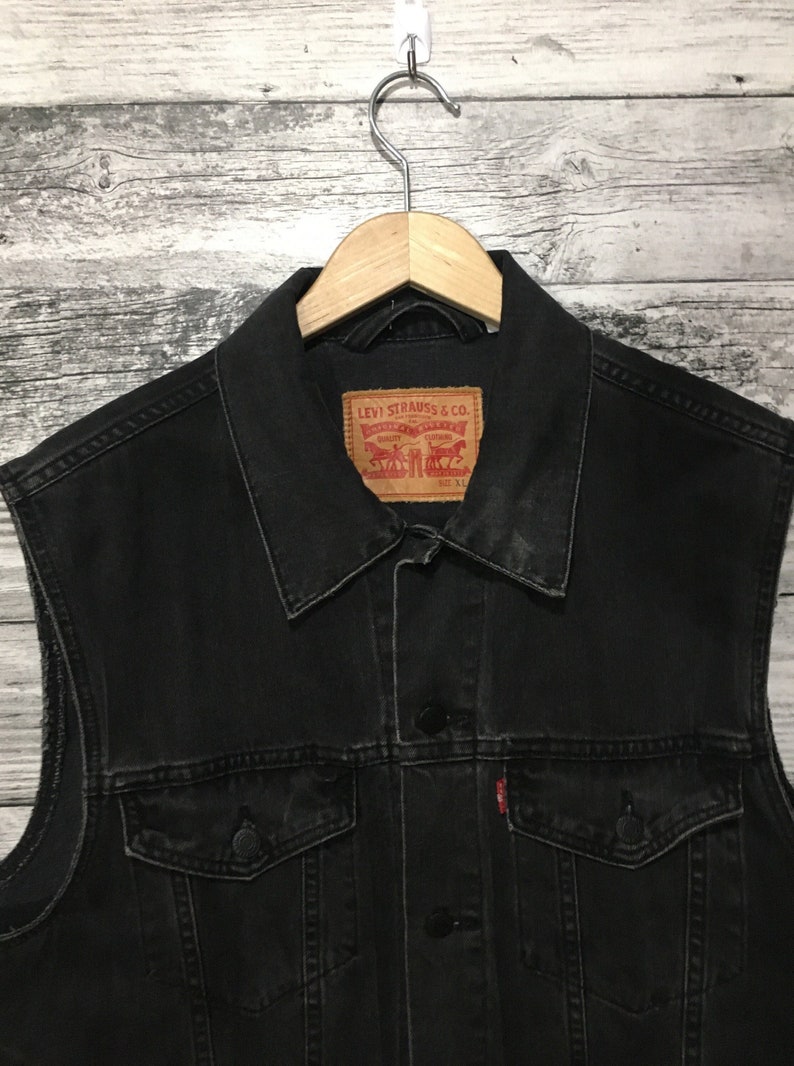 levis black vest