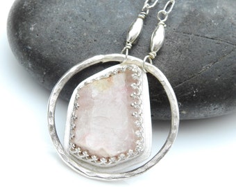 Un collar de rubor sutil - Turmalina rosa cruda en Sterling SIlver