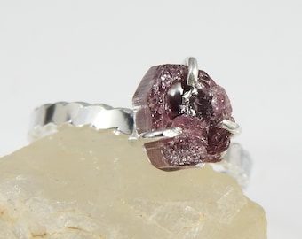 Anillo pequeño de la turmalina granate en plata de ley - tamaño 6