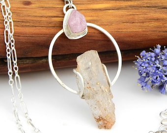 Collar Lanza Gema - Cristal Trifano Orgánico con Turmalina Rosa en Plata de Ley