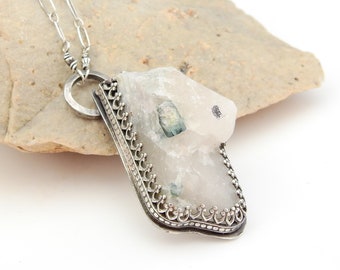 Collar incrustado: turmalina en matriz de cuarzo engastada en plata de ley