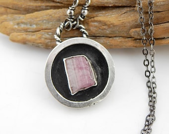 Collar A Little Slice: turmalina sandía cruda en plata de ley