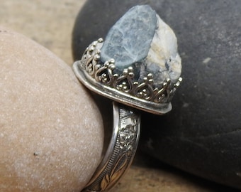 Anillo de cristal de turmalina azul con matriz de cuarzo, plata de ley, talla 6