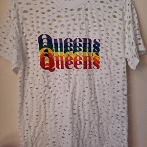 Camiseta Shredded Rainbow Queens NYC Pride
