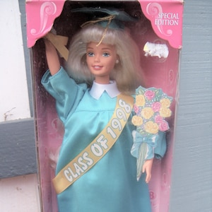 BARBIE Graduation Doll Special Edition Graduate - Klasse von 1998 NIB!