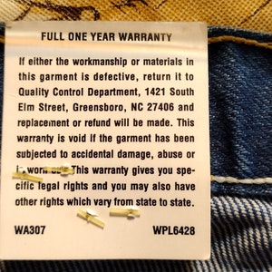 Puede incluir: Una etiqueta blanca con texto negro unida a una tela vaquera azul. La etiqueta dice "Full One Year Warranty" e incluye detalles sobre la garant&iacute;a y la informaci&oacute;n de contacto del Departamento de Control de Calidad. La etiqueta tambi&eacute;n incluye los n&uacute;meros WA307 y WPL6428.