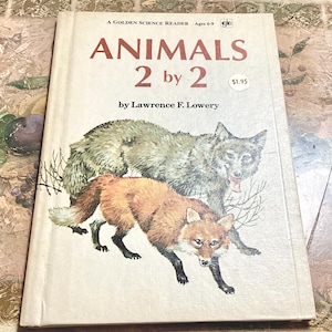 Op de afbeelding: Een kinderboek, "ANIMALS 2 by 2" van Lawrence F. Lowery, uit de Golden Science Reader-serie. De omslag toont een vos en een wolf. Geschikt voor kinderen van 6-9 jaar.