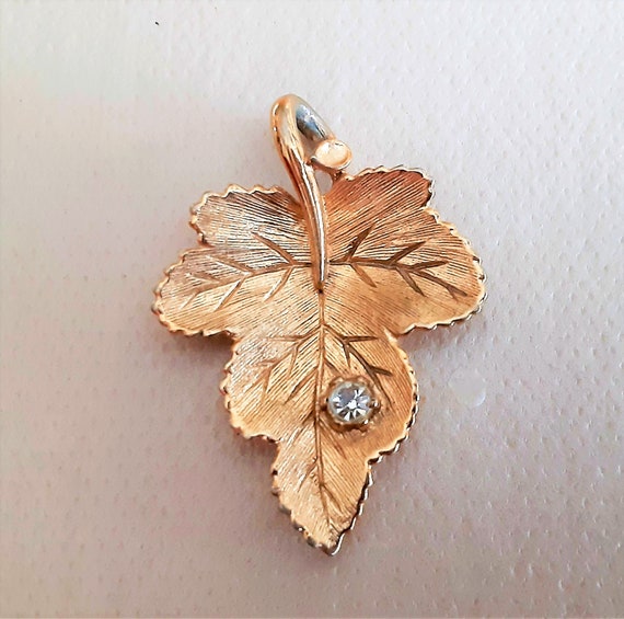 AVON Radiant Leaf Pendant and Clip On Earrings - … - image 2
