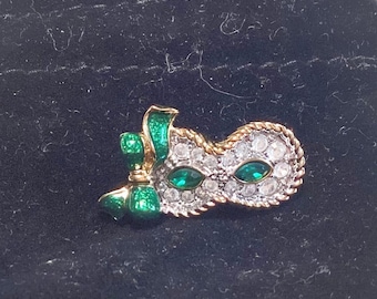 Pin para mascarilla con cristales Swarovski 2001 de esmalte verde y diamantes de imitación, con estuche.