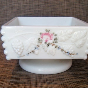 Vintage Westmoreland glas kralen pedastel melkglas met handgeschilderde bloemen