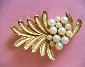 Unsigned Gold Tone Leaf Brooch Pin with Cluster of Faux Pearls - Vintage Pins