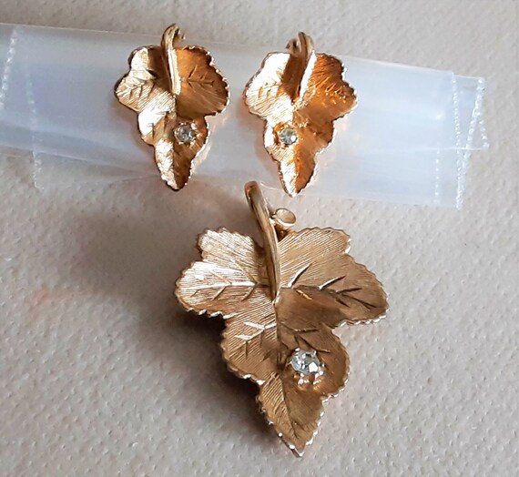 AVON Radiant Leaf Pendant and Clip On Earrings - … - image 5
